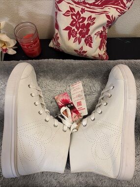 NWT ROXY all white with small puncture ROXY logo and zipper on other side. Sz 10